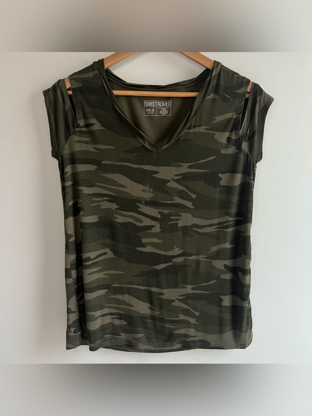 Sweet Romeo Women’s S Small Cold Shoulder Cut Out V Neck Tee Green Camouflage